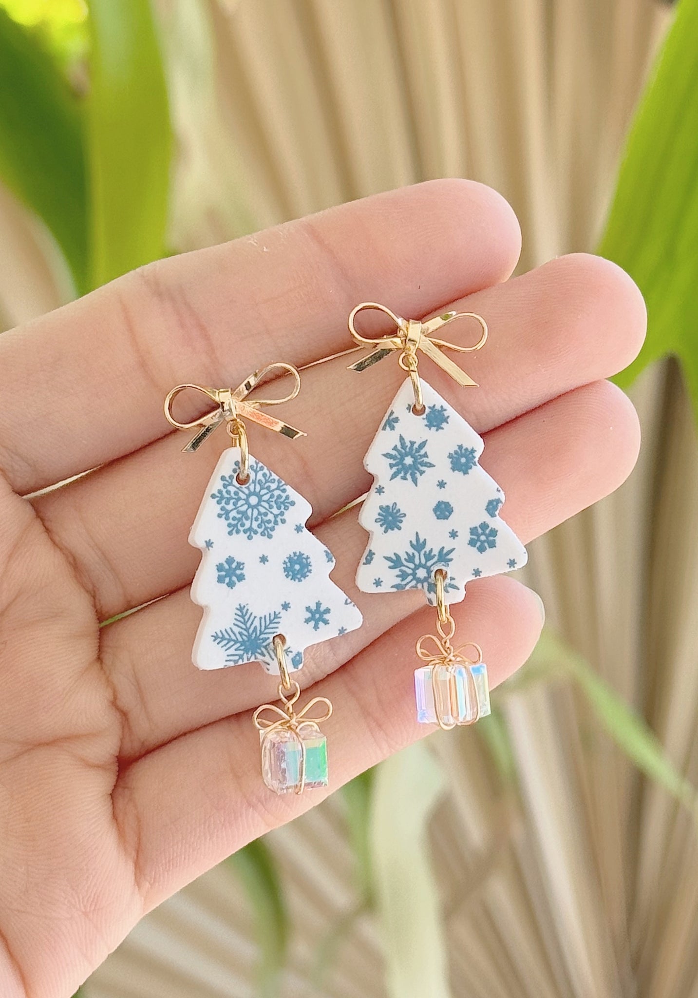 Shimmer Snowflakes - Christmas Tree with Presents